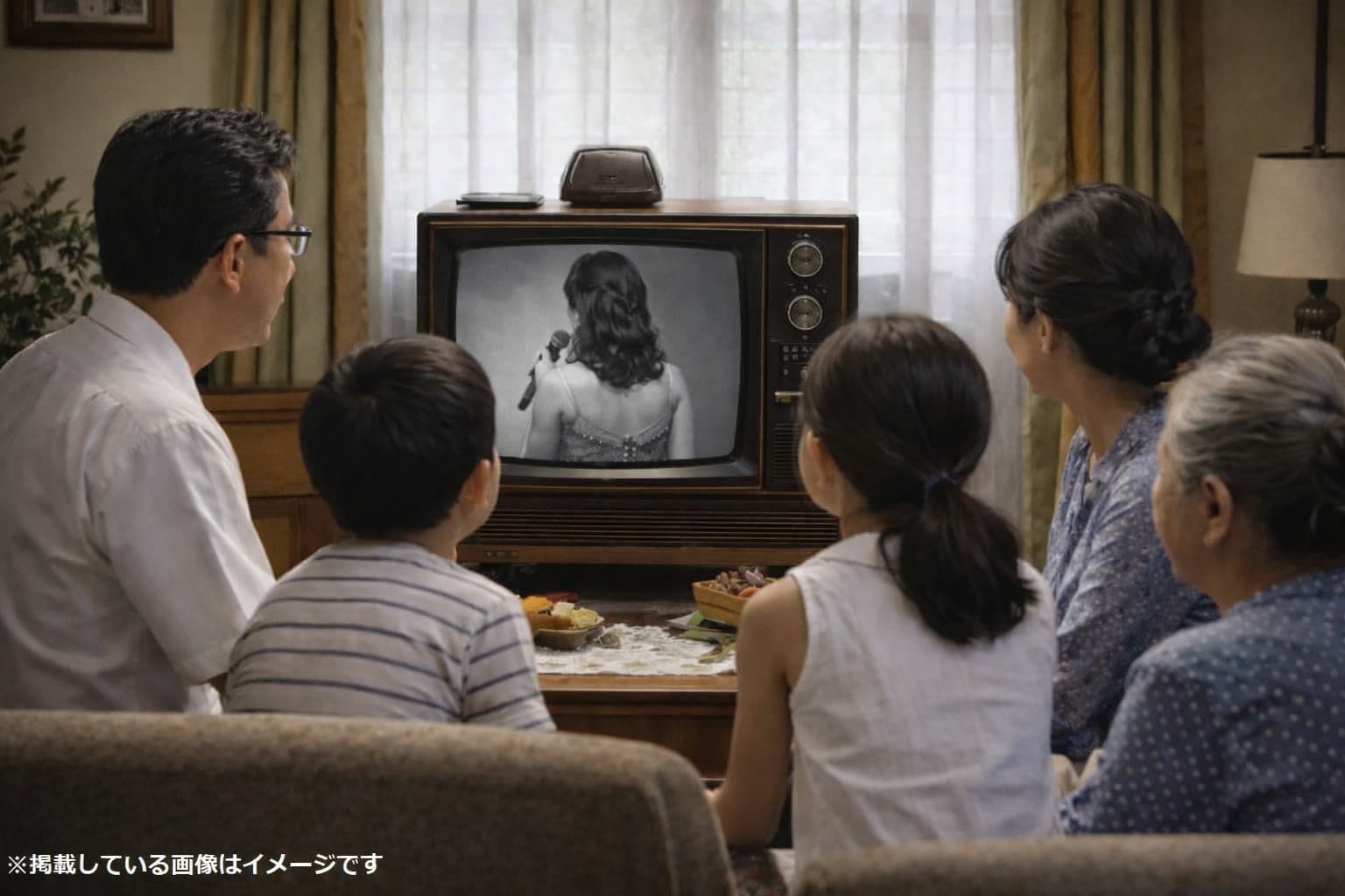 歌番組を観ている昭和の家族