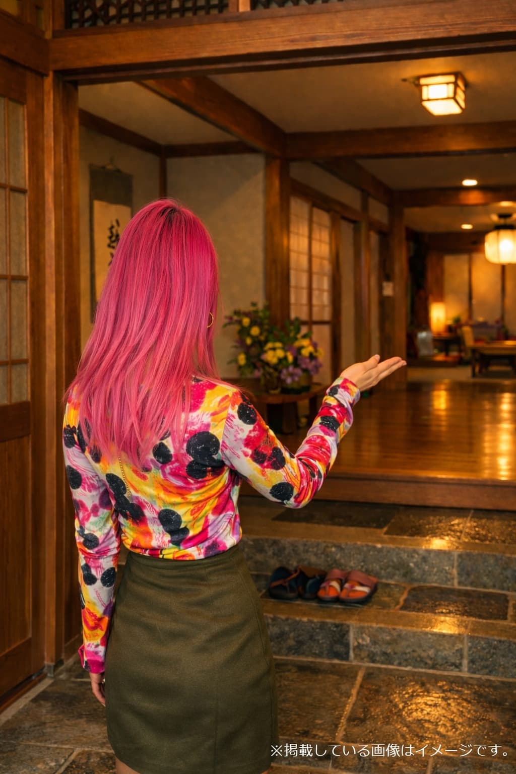 玄関で自宅を案内する女性