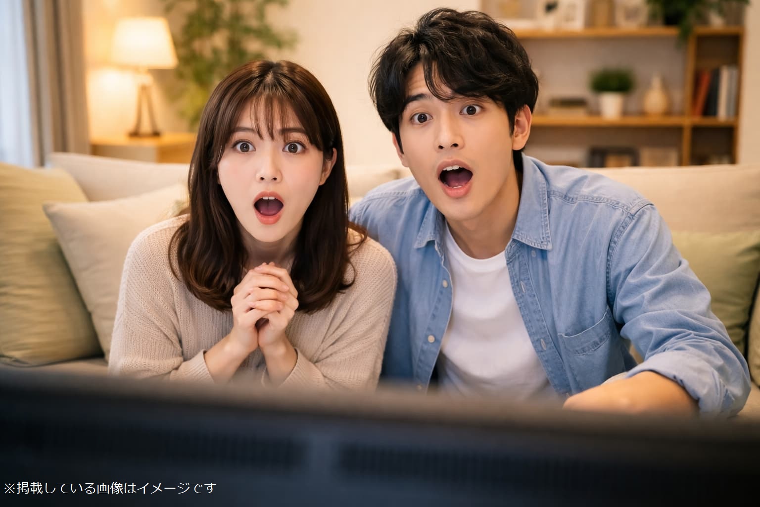 ドラマを観て驚いている若いカップル